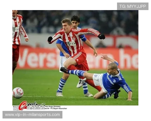 拜仁马兹拉维连续横向盘带后突施冷箭攻入一球，瞬间点燃全场激情！