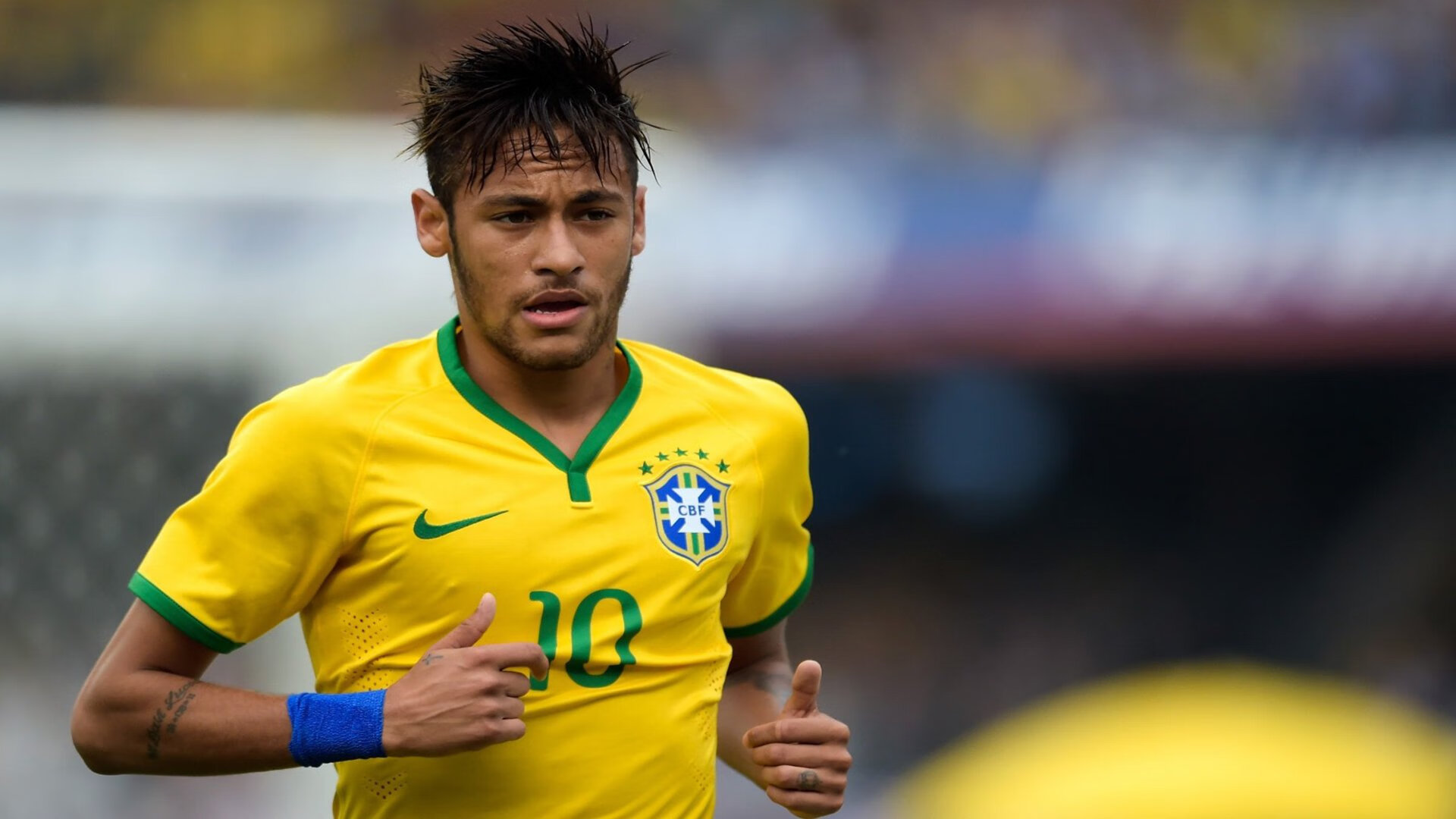 “腰旗美式橄榄球赛:东部新区赛场激烈对抗,观众热情高涨”