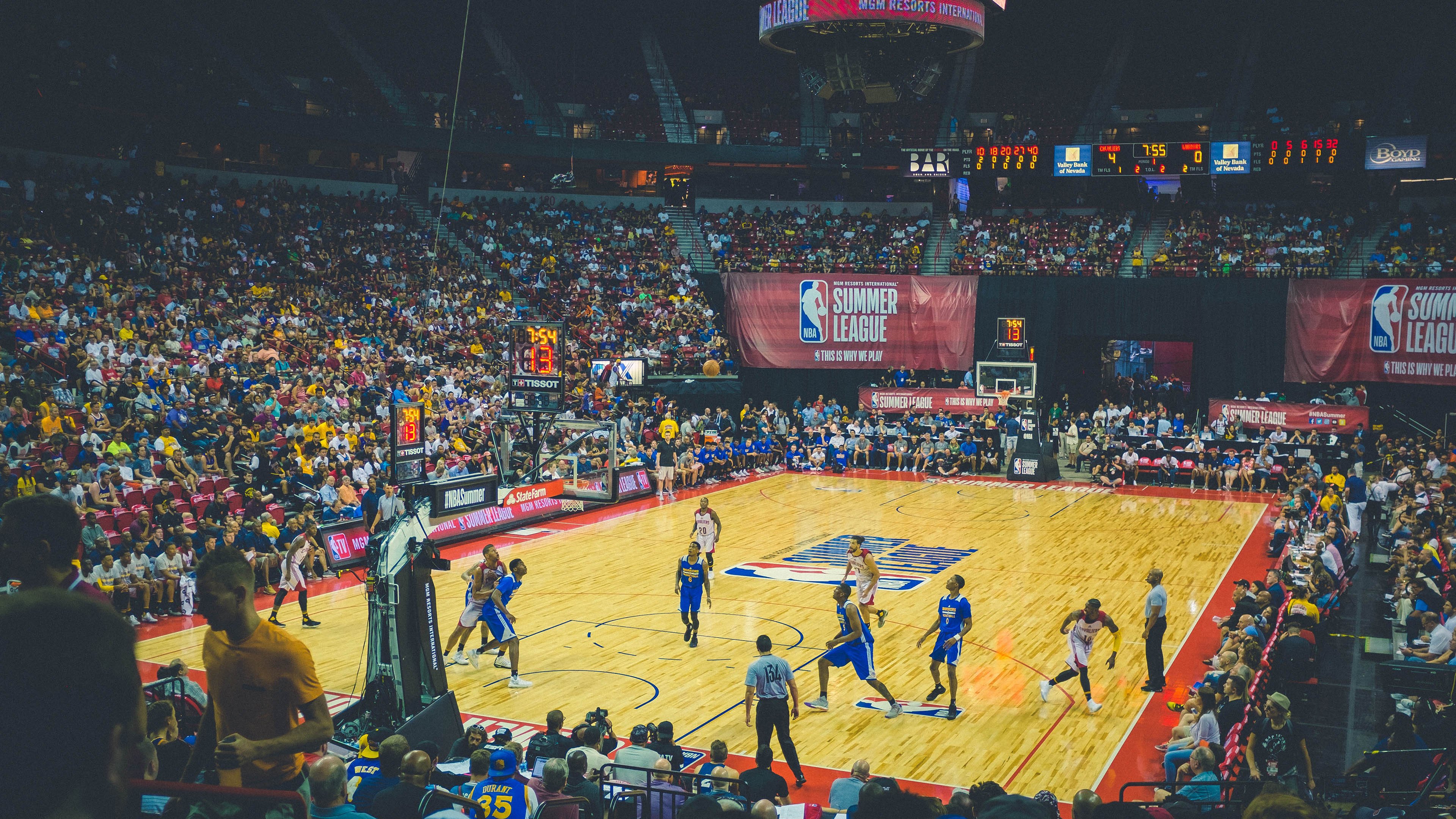 三前锋阵型牵制对方后场出球,篮球三前锋